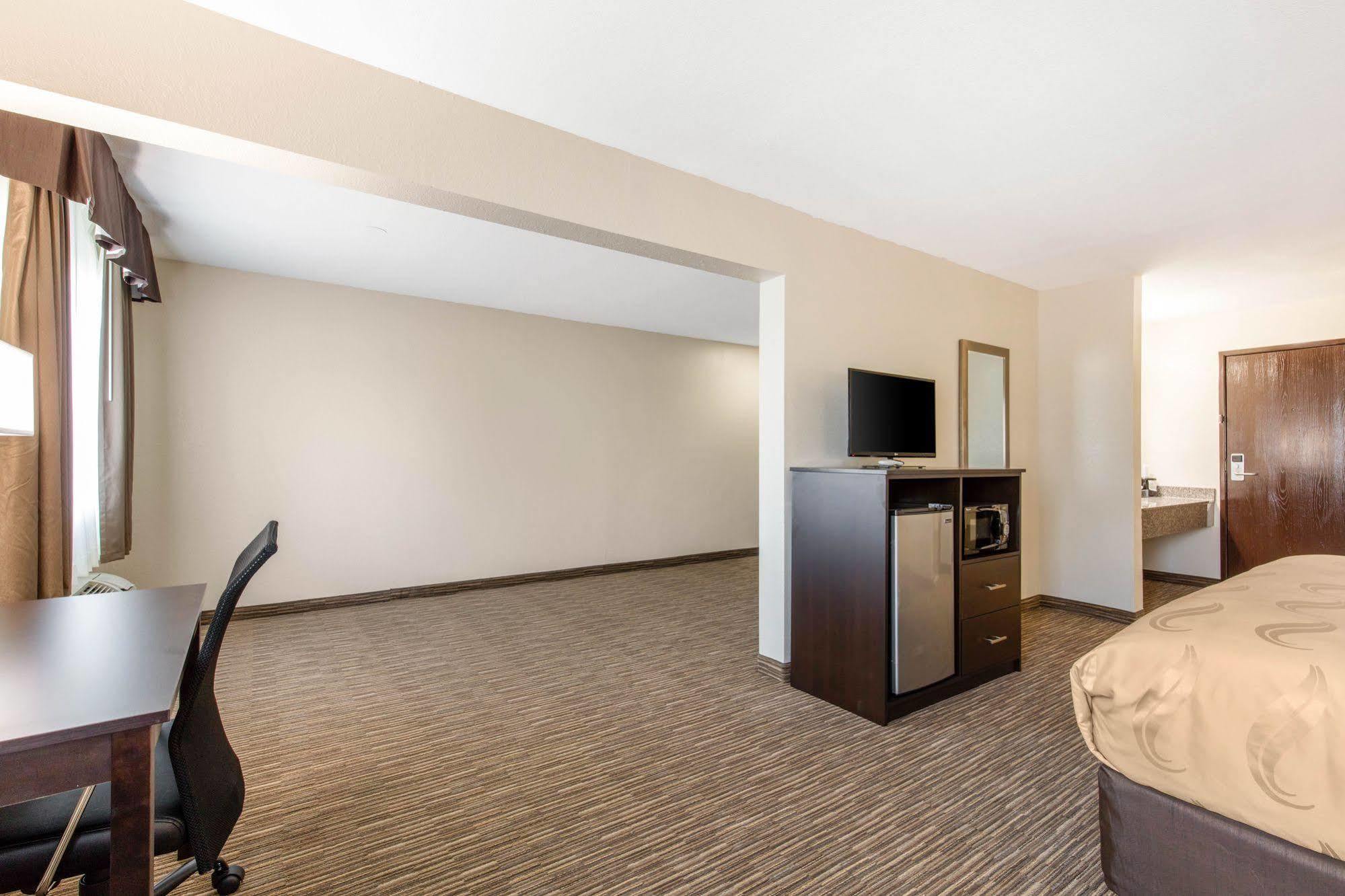 Quality Inn & Suites Metropolis I-24 Экстерьер фото